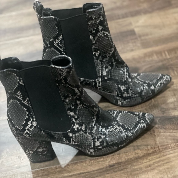 Steve Madden Womens SUBTLE Ankle Boot Gray Snake Embossed Heeled Chelsea - Picture 1 of 5